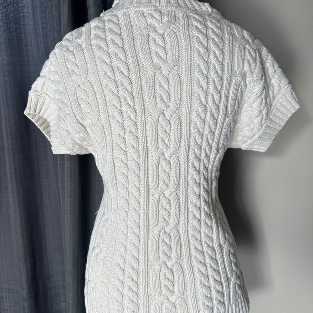 Maddison sleeveless cable knit sweater two button closure, ecru, sz Medium - Picture 4 of 8